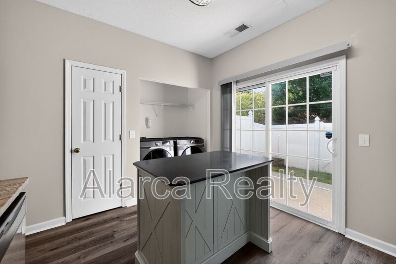 For Rent: 2817 Summergrove Ct, Matthews, NC 28105 property image