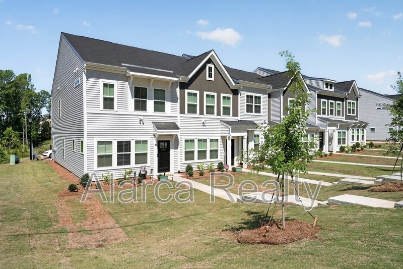 For Rent: 2962 Sloan Dr Charlotte NC 28208 property image