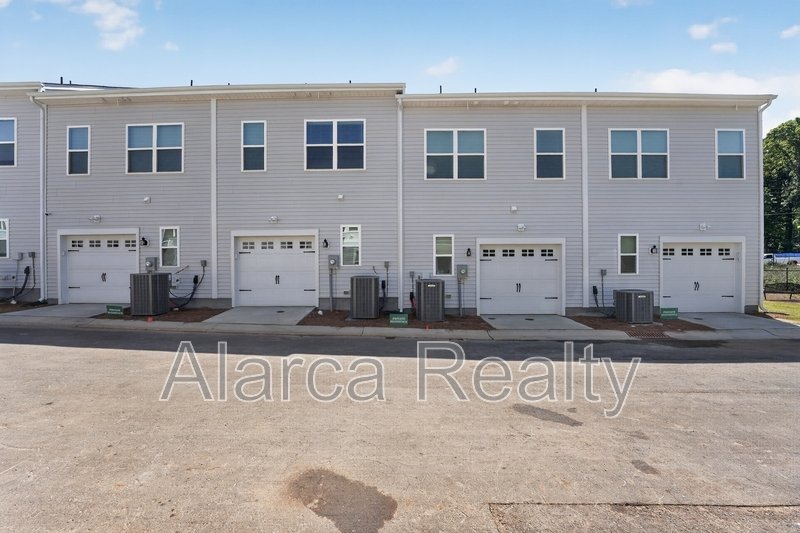 For Rent: 2962 Sloan Dr Charlotte NC 28208 property image