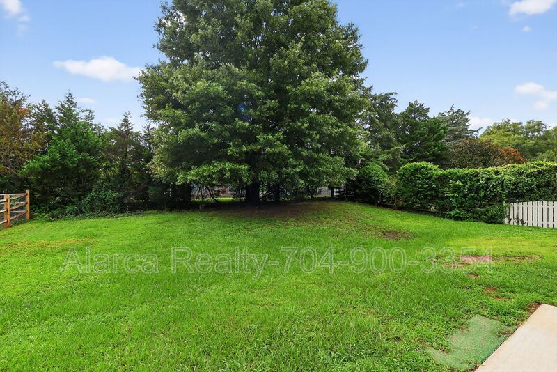For Rent: 9205 Mitchell Glen Dr Charlotte NC 28277 property image