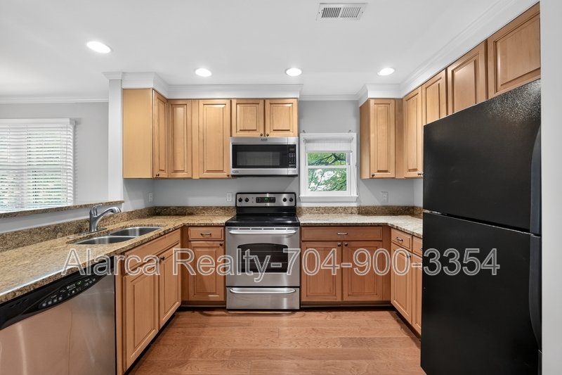 For Rent: 333 Circle Ave #R Charlotte NC 28207 property image