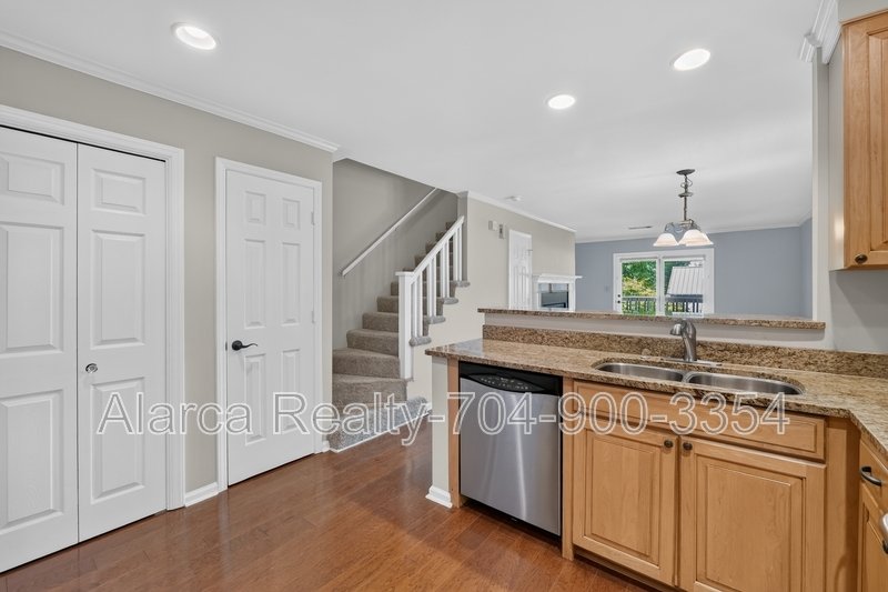 For Rent: 333 Circle Ave #R Charlotte NC 28207 property image