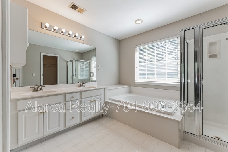 For Rent: 9418 Willow Tree Ln Charlotte NC 28277 property image