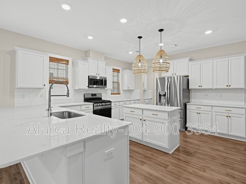 For Rent: 903 Claires Creek Ln Davidson NC 28036 property image